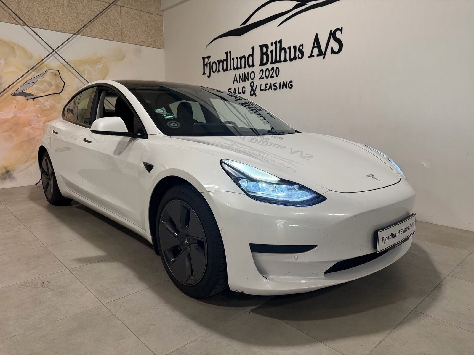 Hvid Tesla Model 3 fra 2022