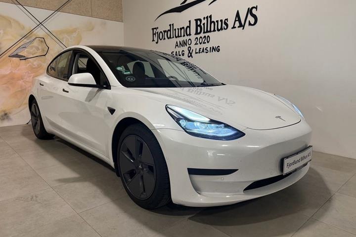 Hvid Tesla Model 3 fra 2022