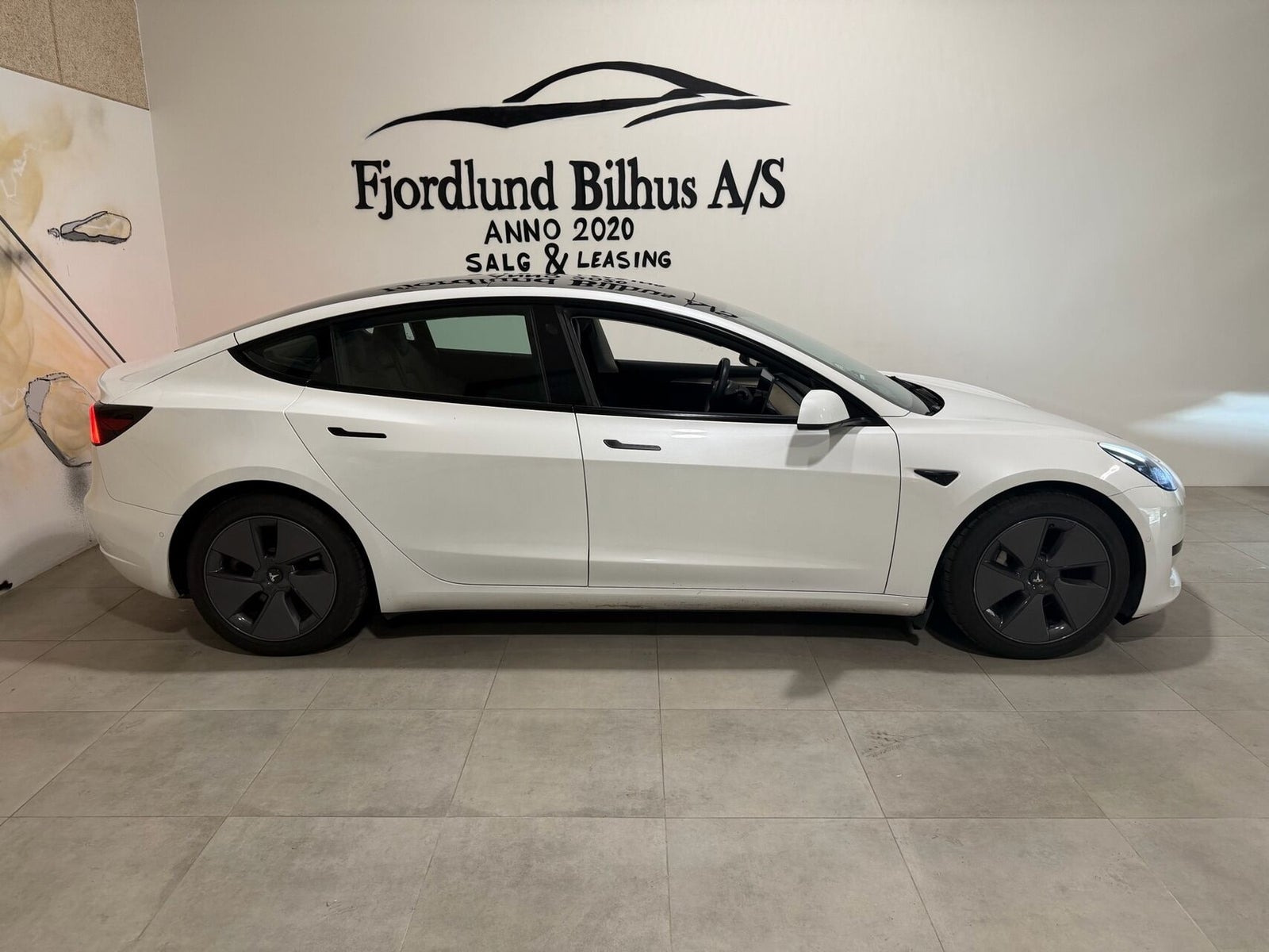 Hvid Tesla Model 3 fra 2022