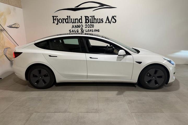 Hvid Tesla Model 3 fra 2022
