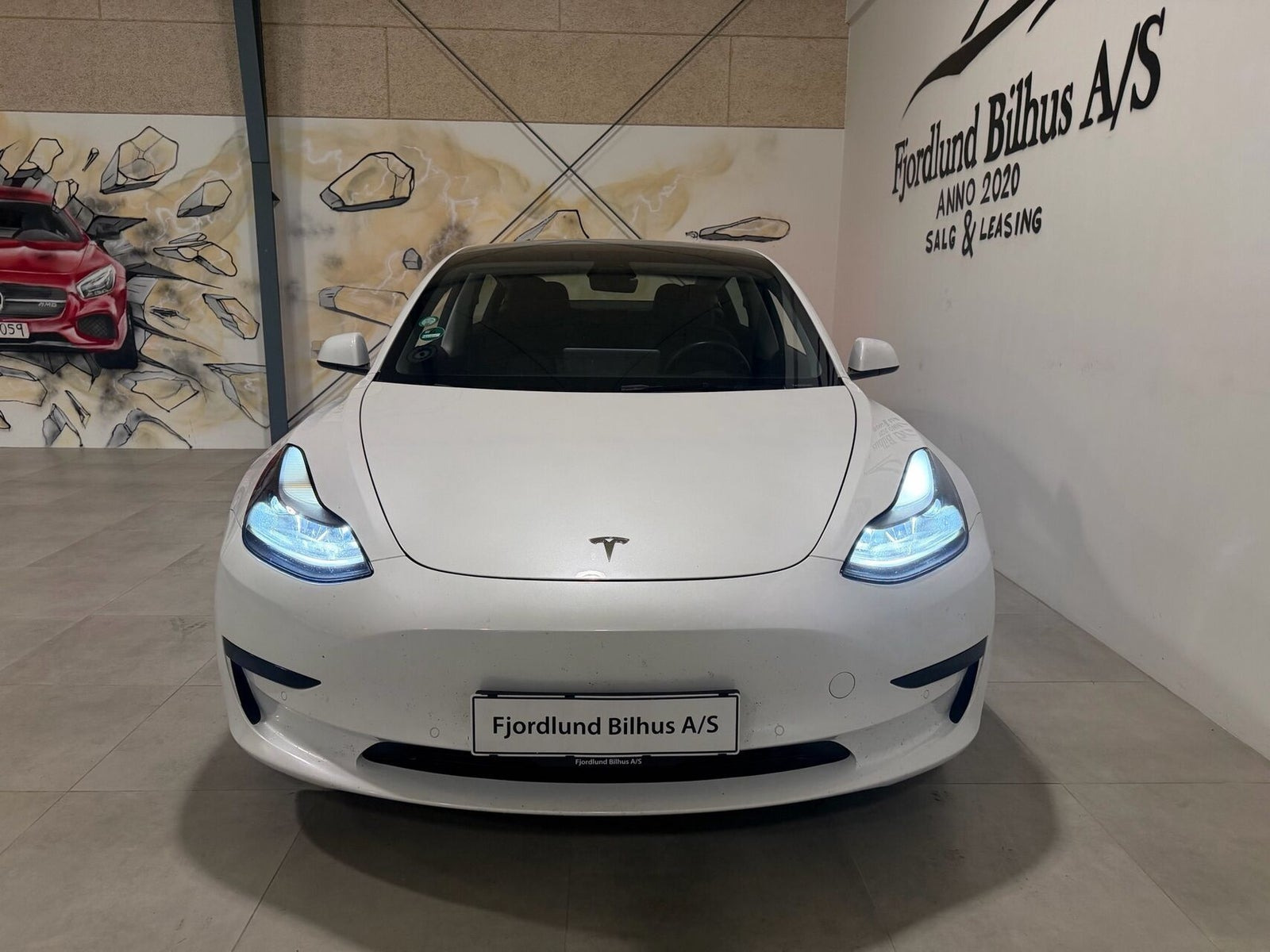 Hvid Tesla Model 3 fra 2022