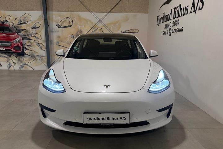 Hvid Tesla Model 3 fra 2022