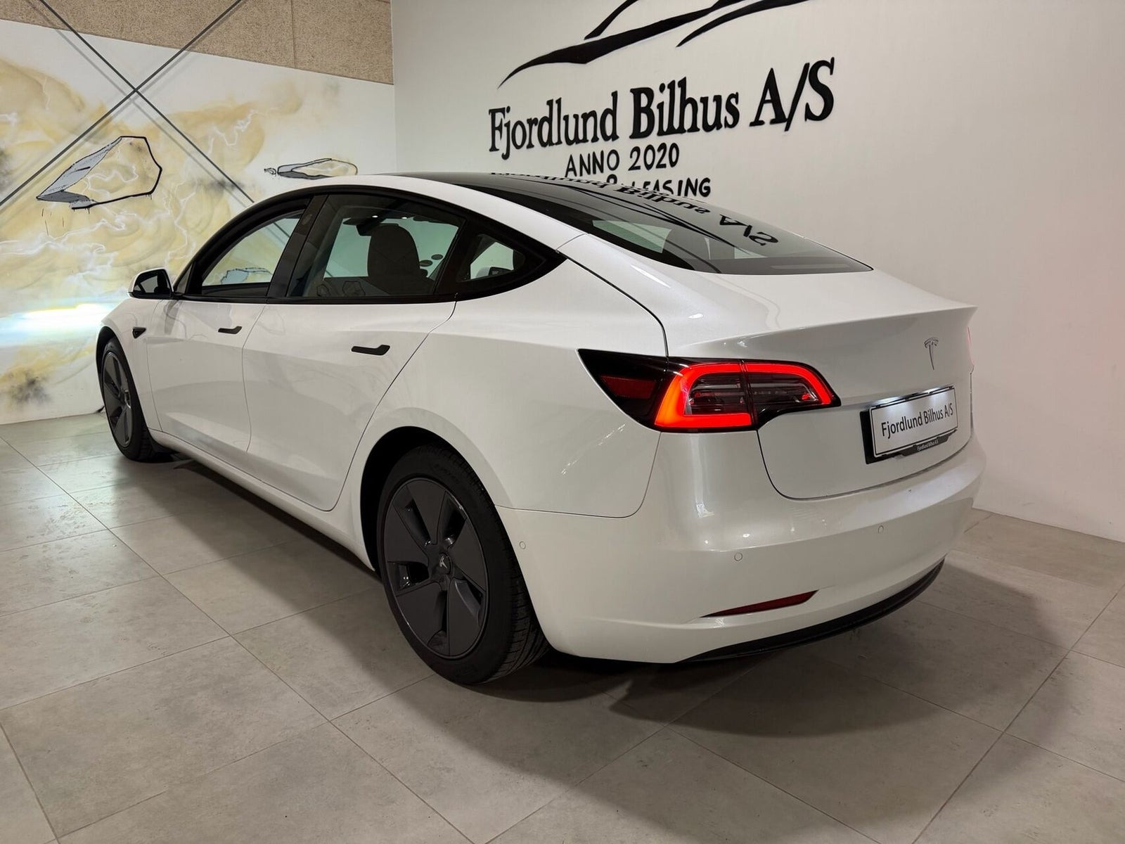 Hvid Tesla Model 3 fra 2022