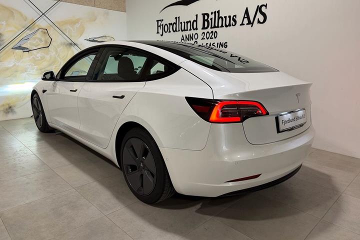 Hvid Tesla Model 3 fra 2022