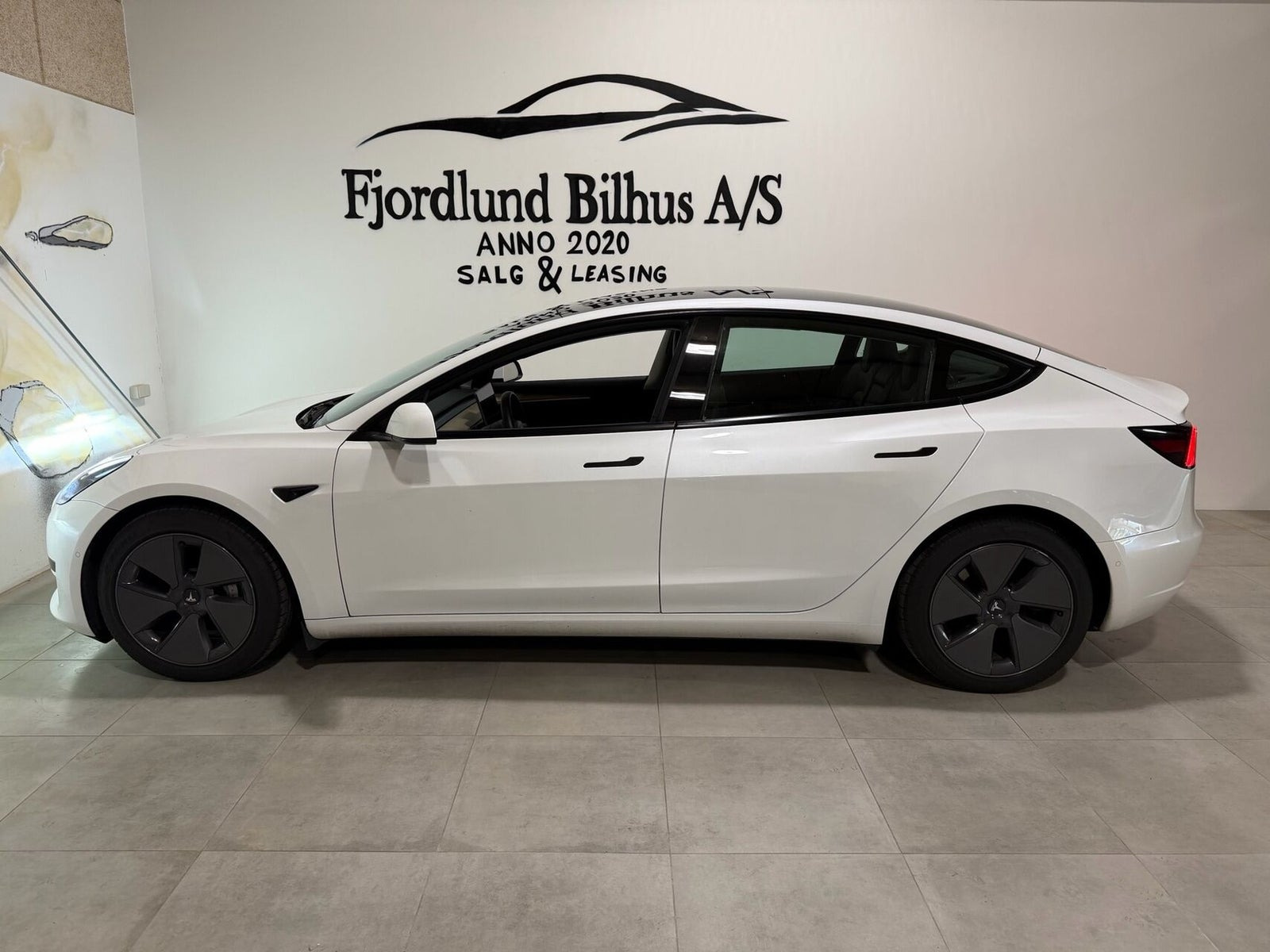 Hvid Tesla Model 3 fra 2022