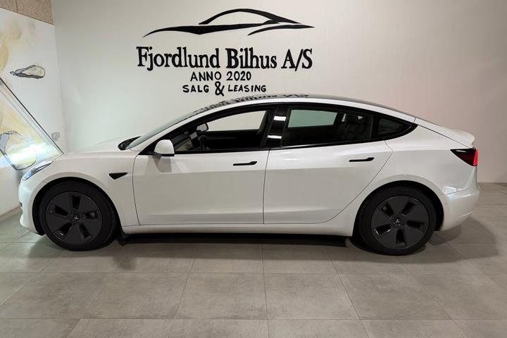 Hvid Tesla Model 3 fra 2022