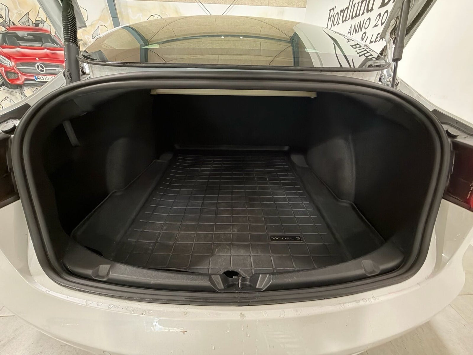 Hvid Tesla Model 3 fra 2022