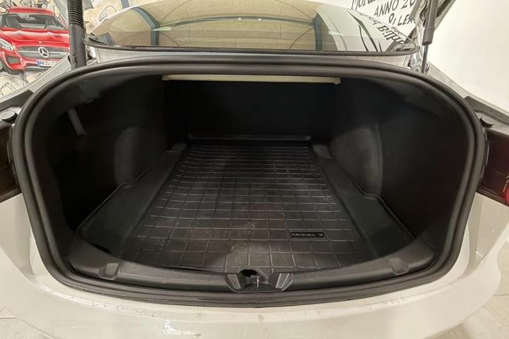 Hvid Tesla Model 3 fra 2022