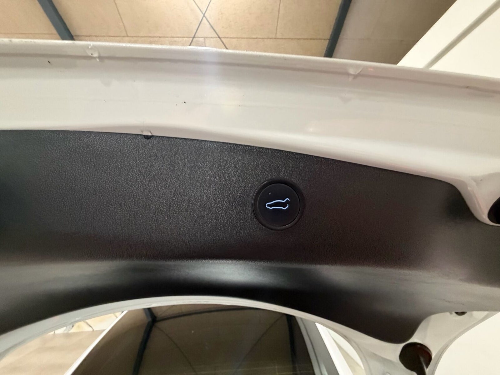 Hvid Tesla Model 3 fra 2022