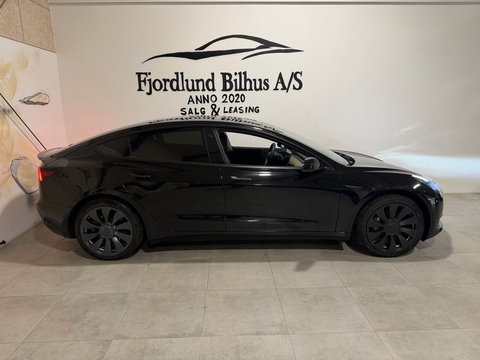 Sort Tesla Model 3 fra 2020