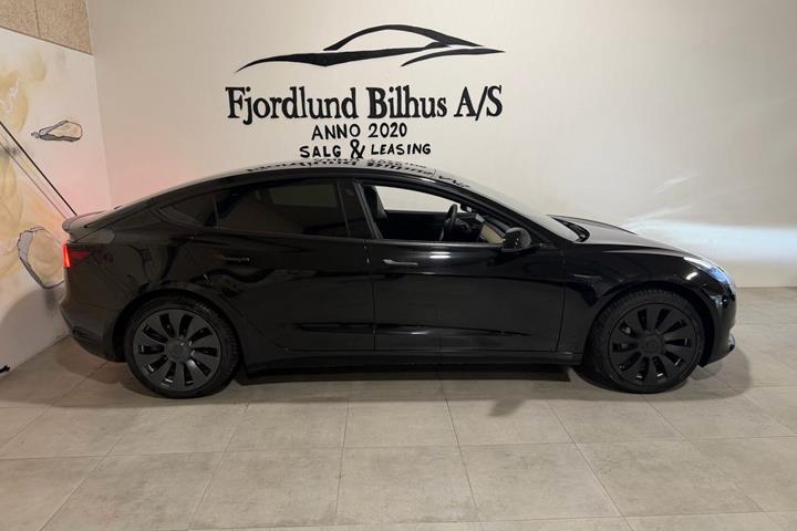 Sort Tesla Model 3 fra 2020