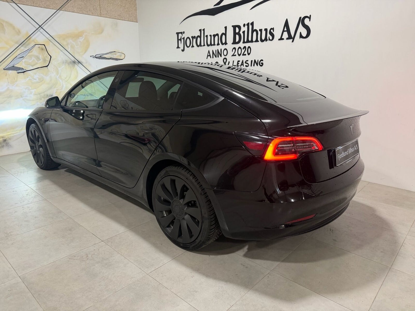 Sort Tesla Model 3 fra 2020
