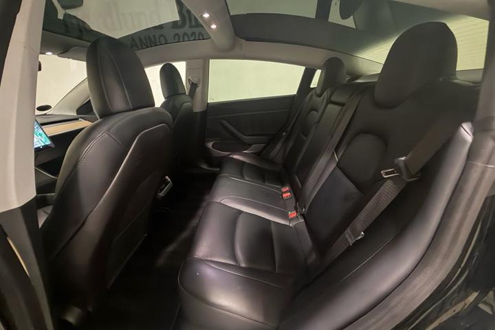 Sort Tesla Model 3 fra 2020