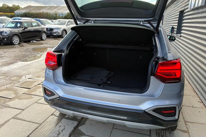 Sølv Audi Q2 fra 2021