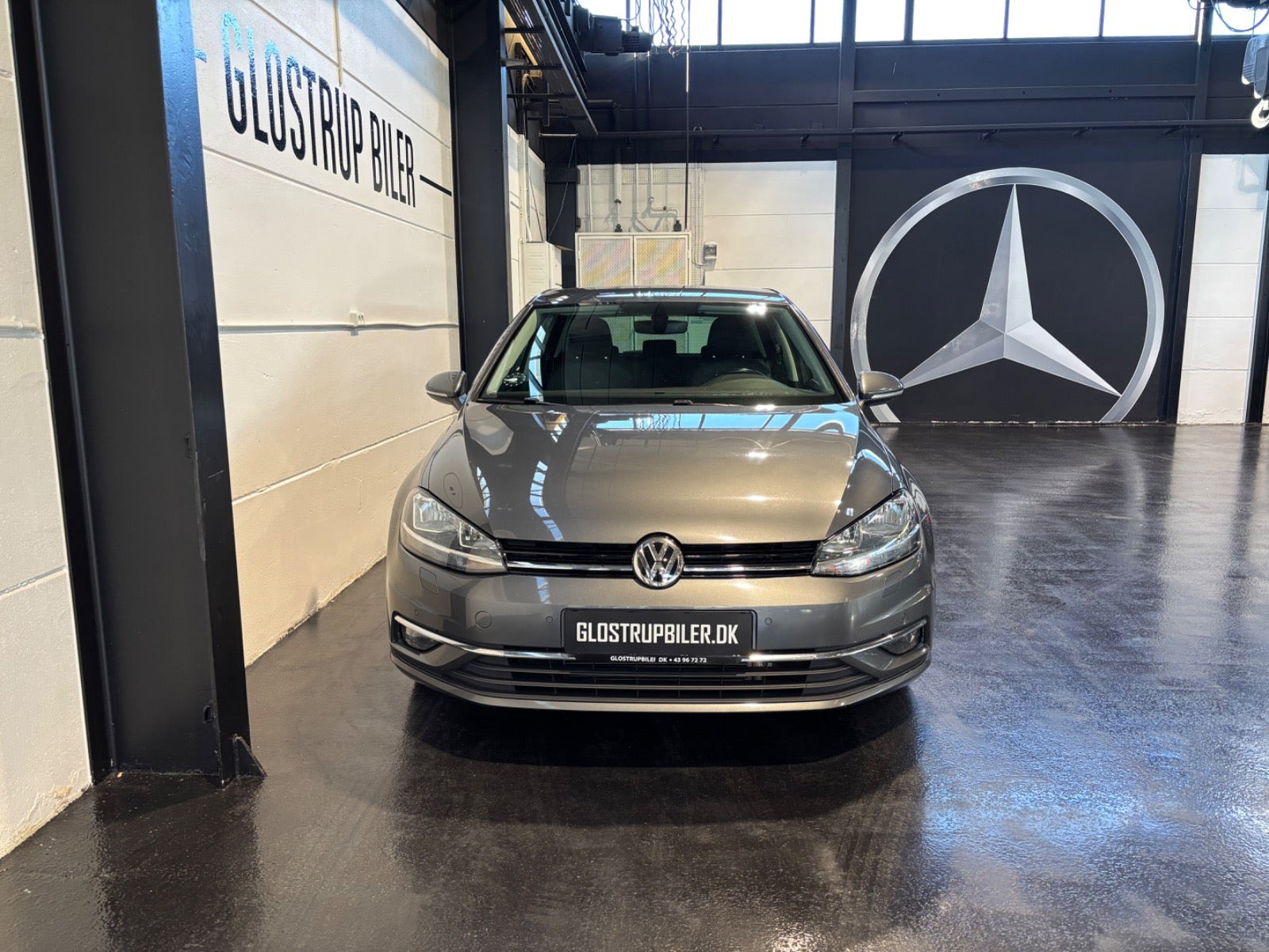 Grå VW Golf VII fra 2018