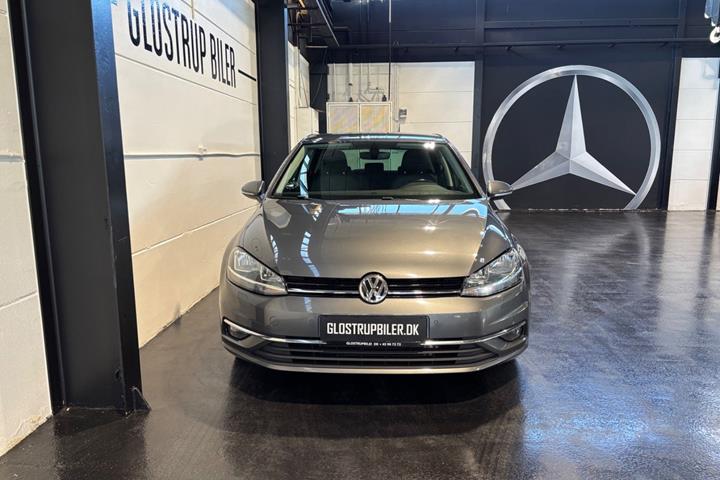 Grå VW Golf VII fra 2018