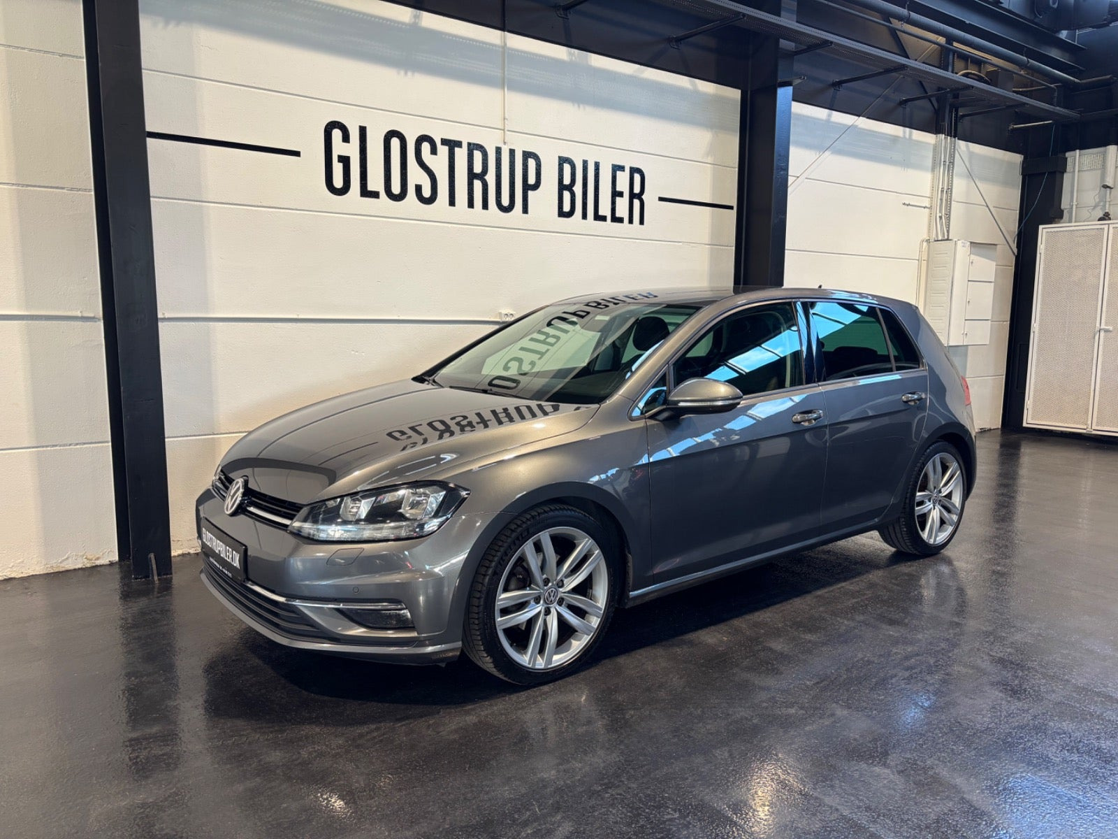 Grå VW Golf VII fra 2018