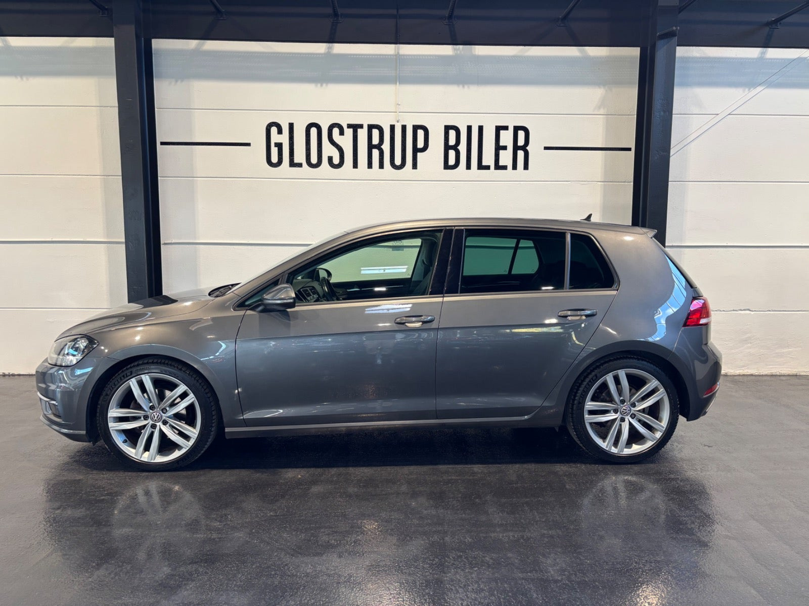 Grå VW Golf VII fra 2018