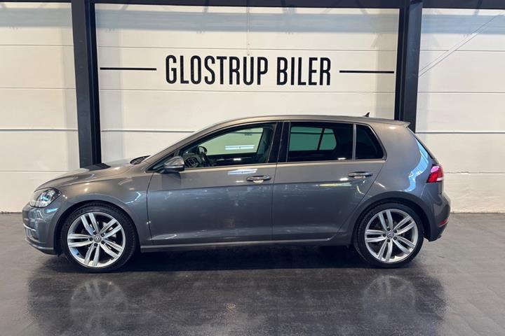 Grå VW Golf VII fra 2018