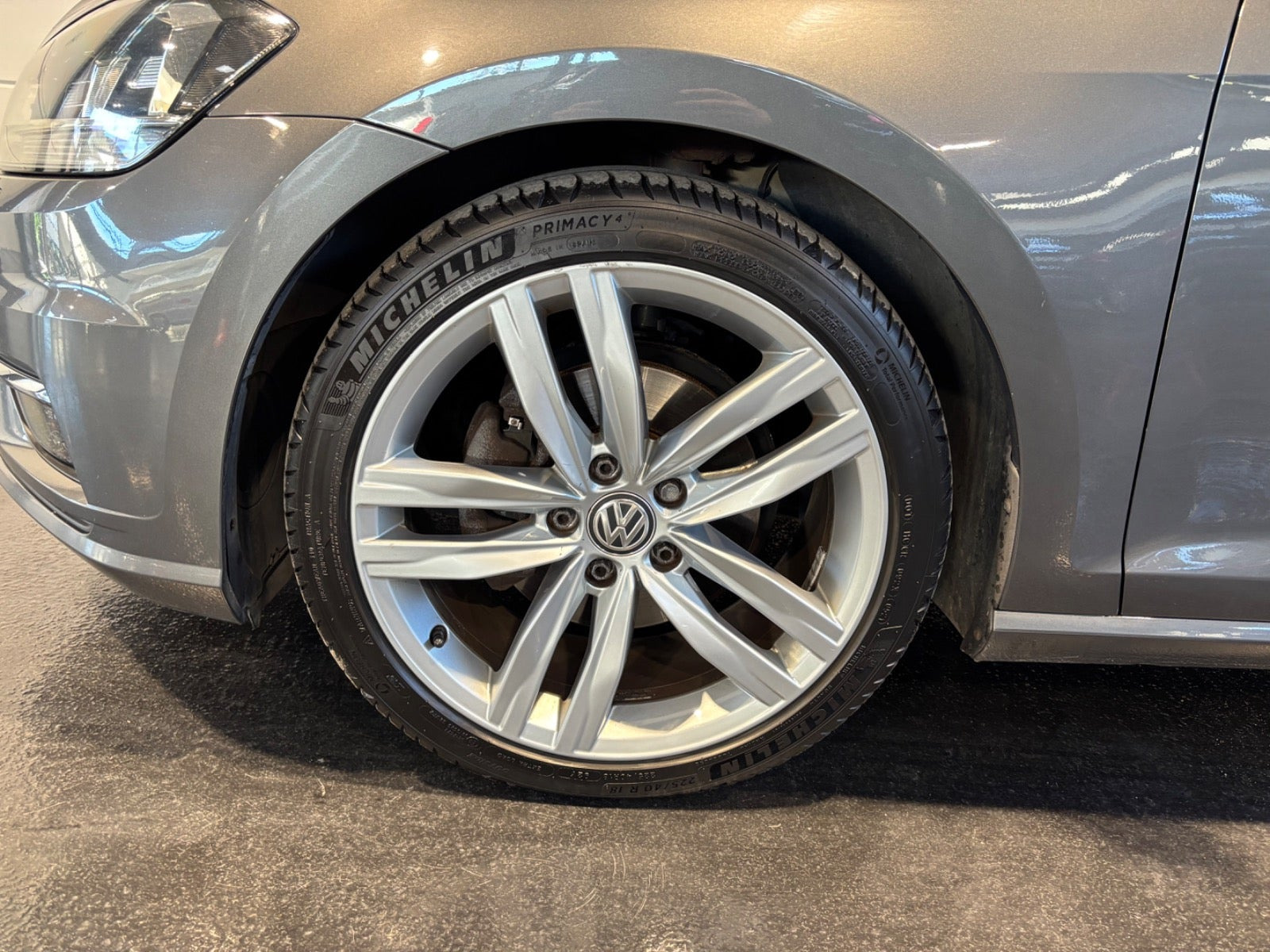 Grå VW Golf VII fra 2018