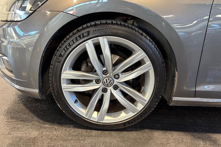 Grå VW Golf VII fra 2018