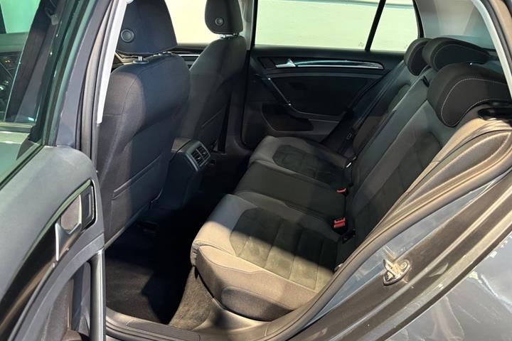 Grå VW Golf VII fra 2018