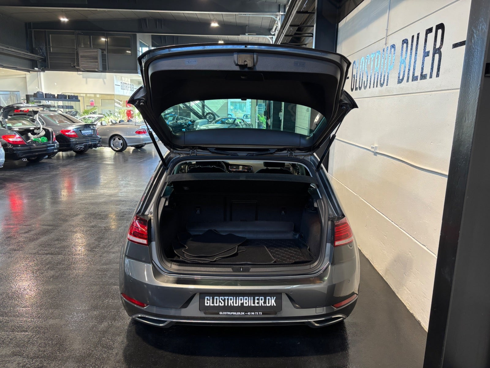 Grå VW Golf VII fra 2018