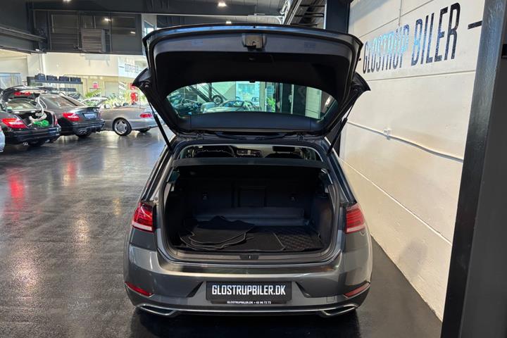 Grå VW Golf VII fra 2018