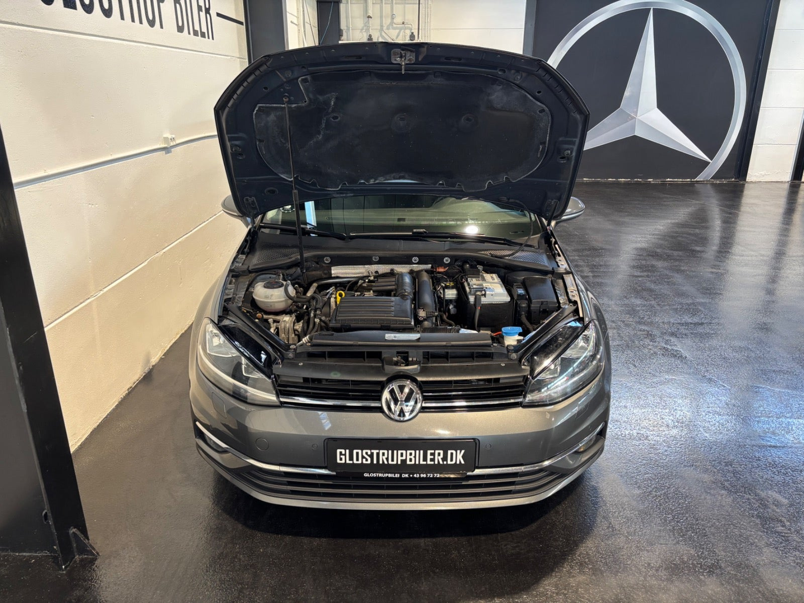 Grå VW Golf VII fra 2018