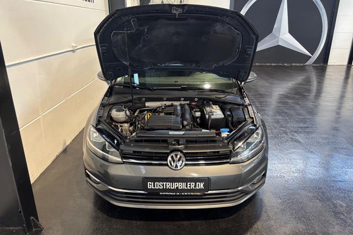 Grå VW Golf VII fra 2018