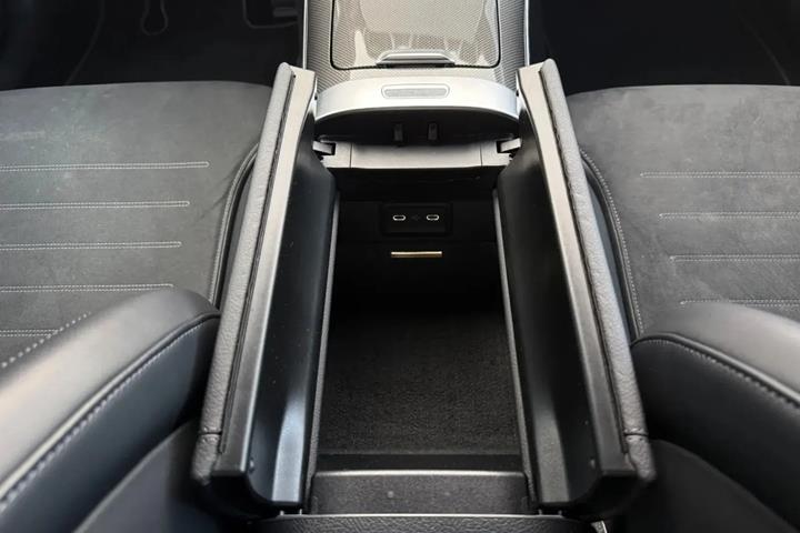 Sort Mercedes C220 d fra 2024