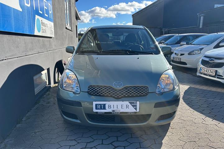 Hvid Toyota Yaris fra 2005