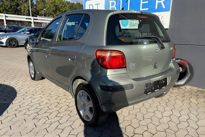 Hvid Toyota Yaris fra 2005