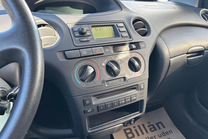 Hvid Toyota Yaris fra 2005