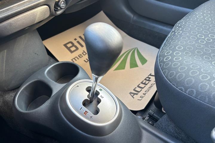 Hvid Toyota Yaris fra 2005