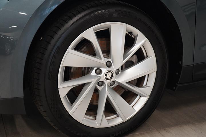 Grå Skoda Enyaq fra 2022