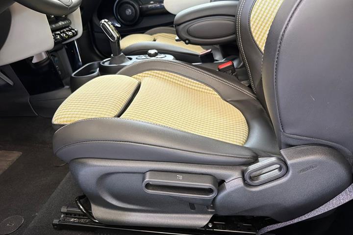 Grå Mini Cooper SE fra 2023