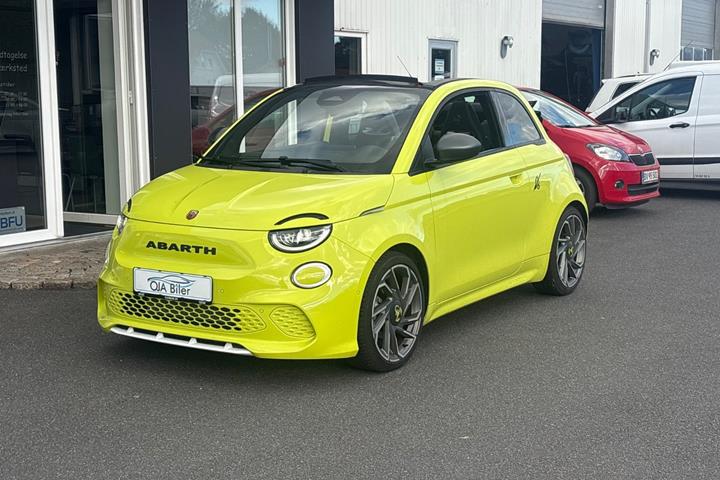 Gul Abarth 500e fra 2024 set udefra