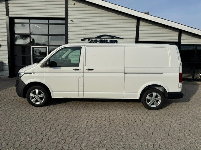 Hvid VW Transporter fra 2021