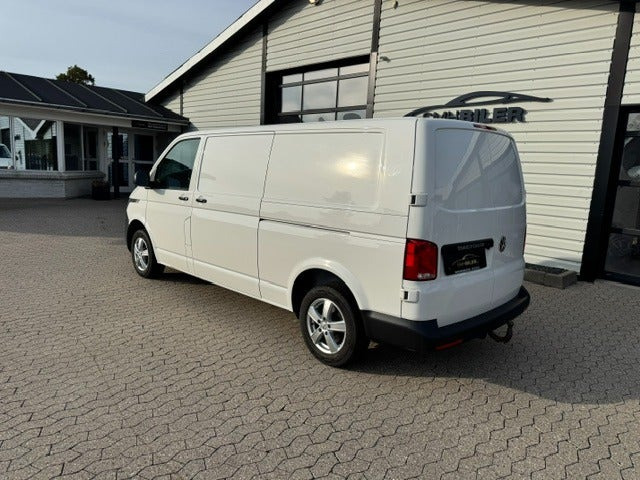 Hvid VW Transporter fra 2021