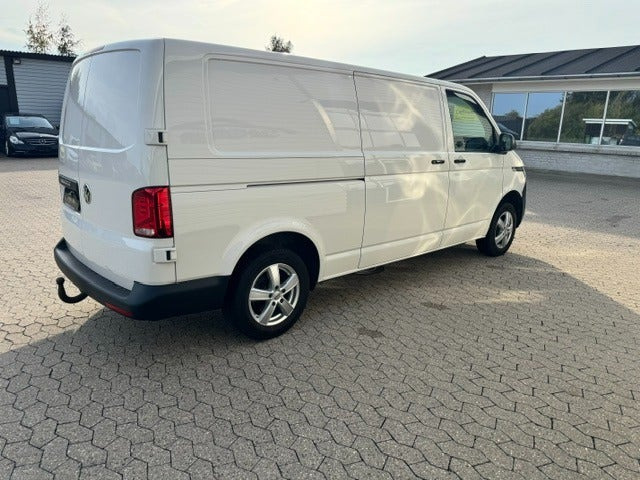 Hvid VW Transporter fra 2021