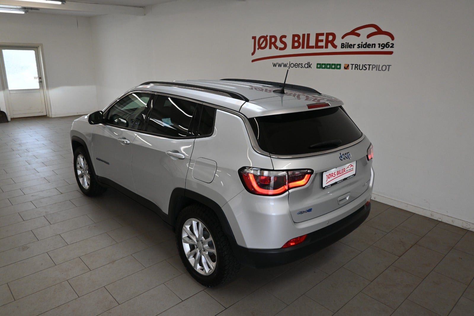 Sølv Jeep Compass fra 2020
