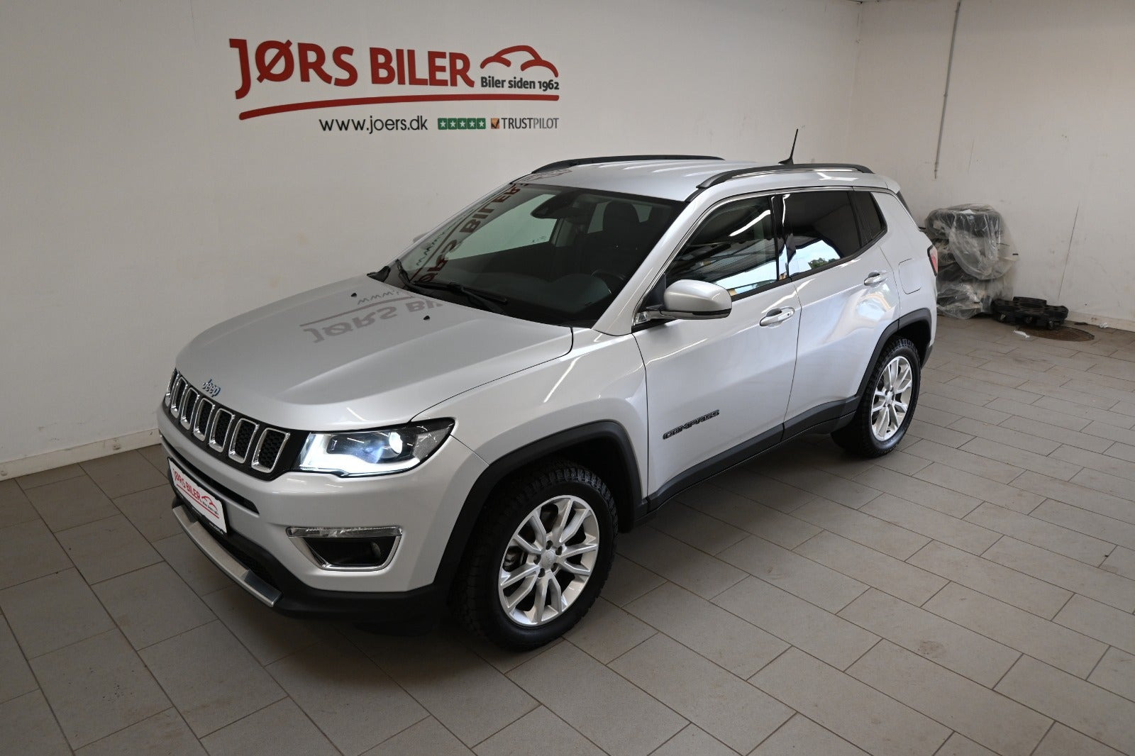 Sølv Jeep Compass fra 2020