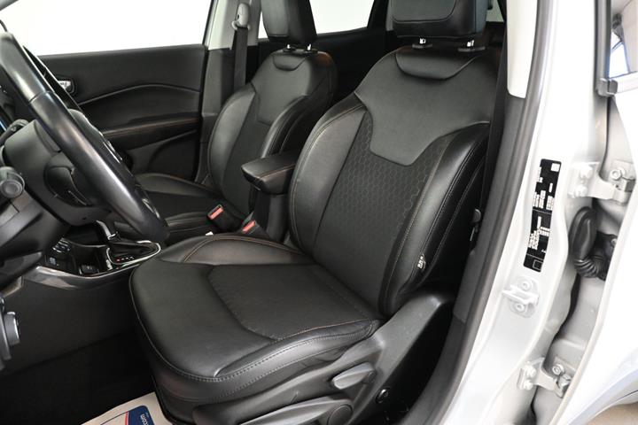 Sølv Jeep Compass fra 2020