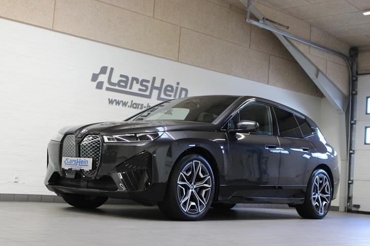 Grå BMW iX fra 2023
