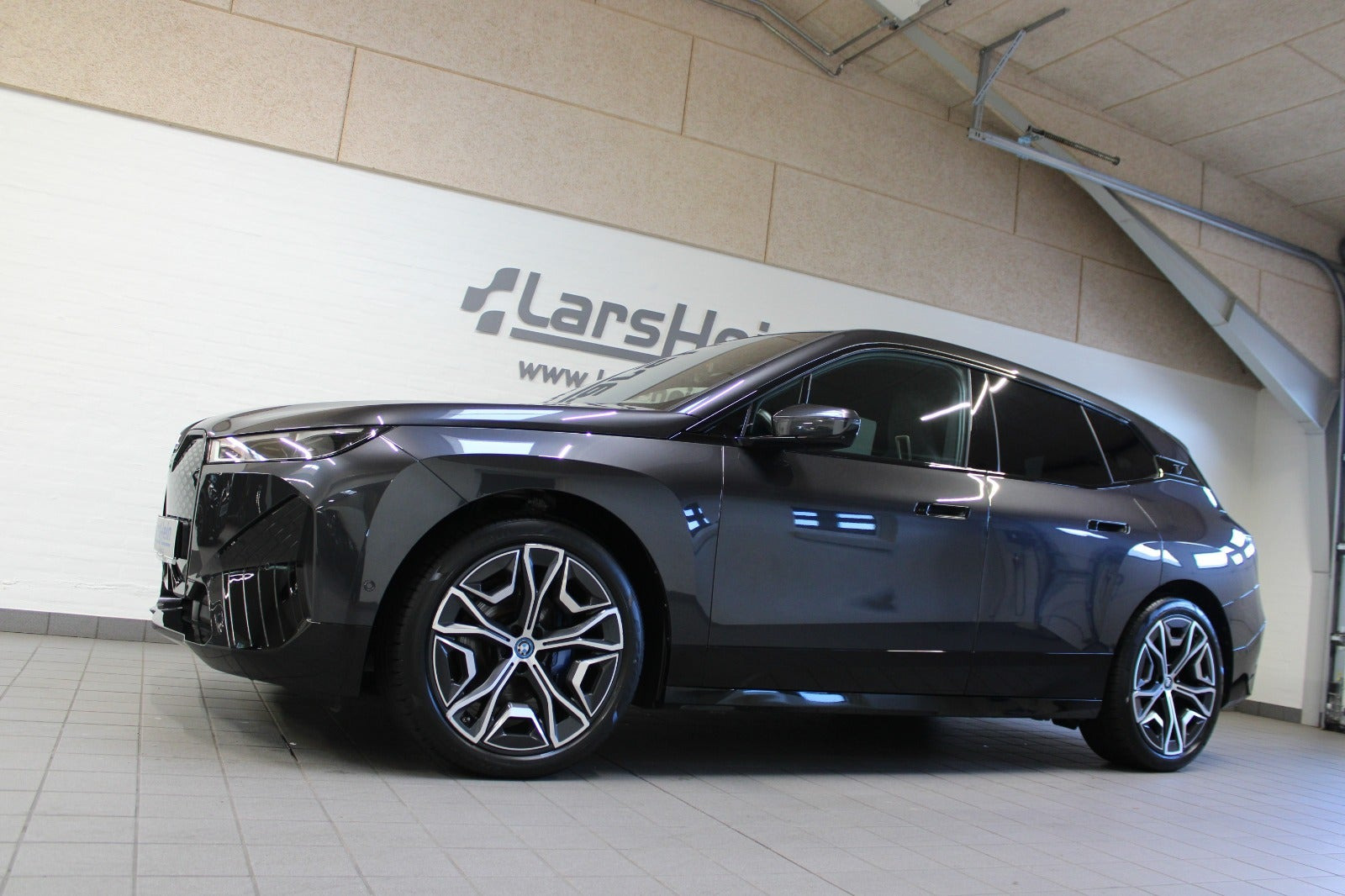 Grå BMW iX fra 2023