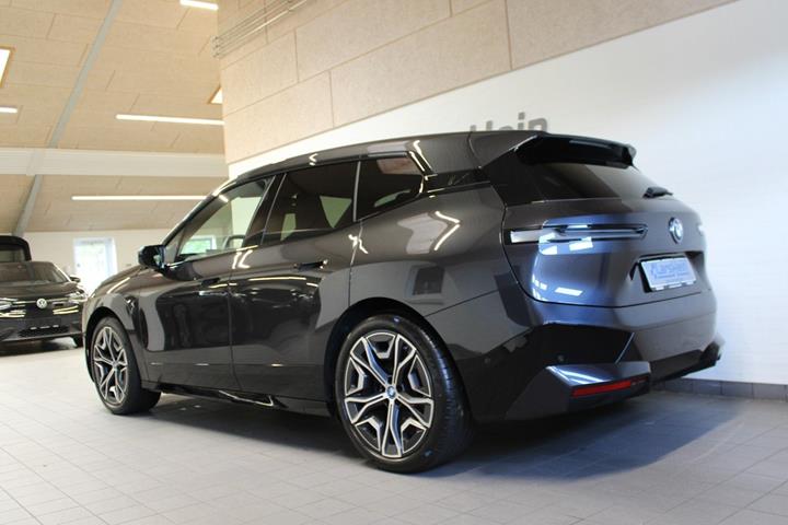 Grå BMW iX fra 2023