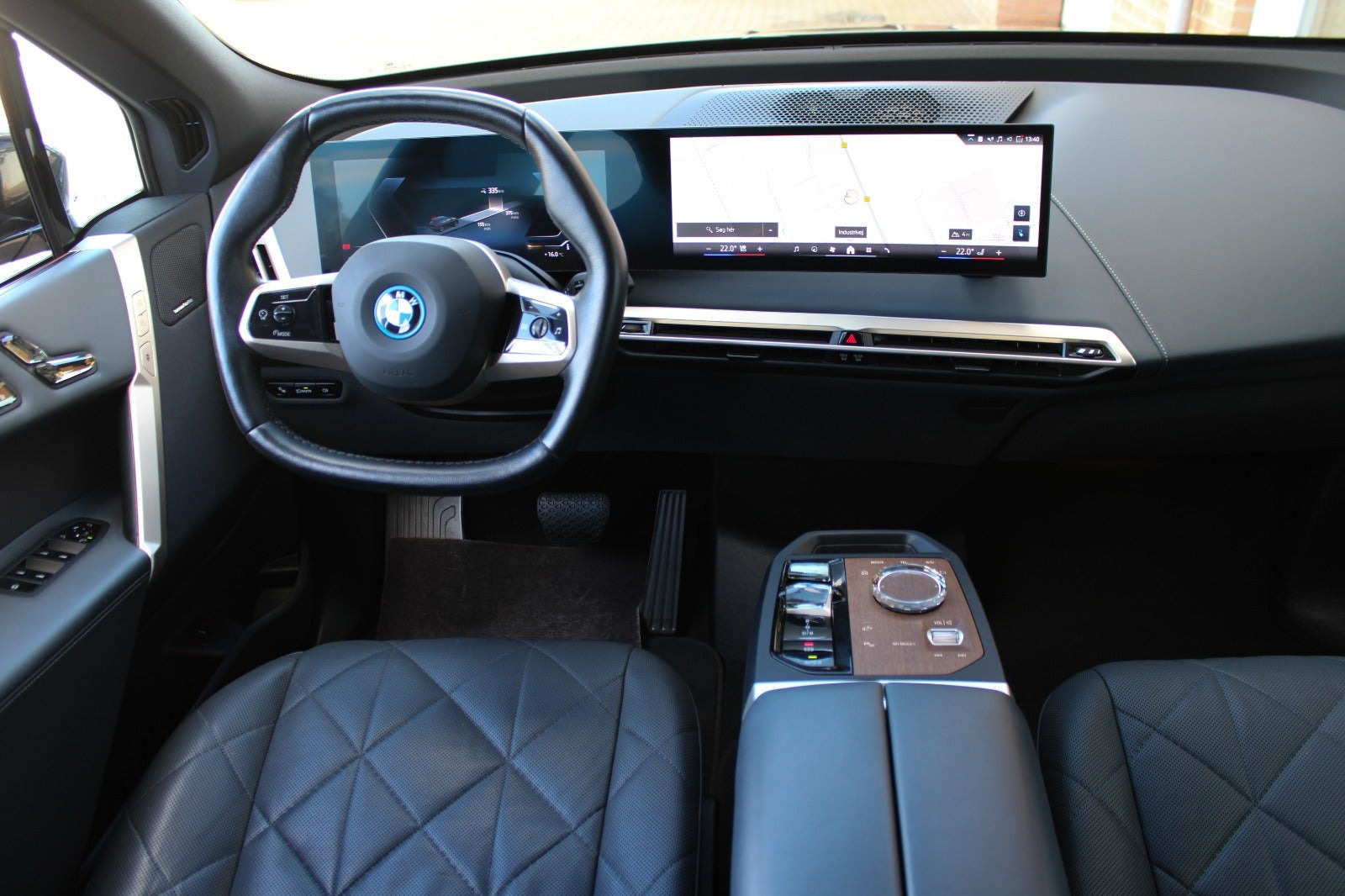 Grå BMW iX fra 2023