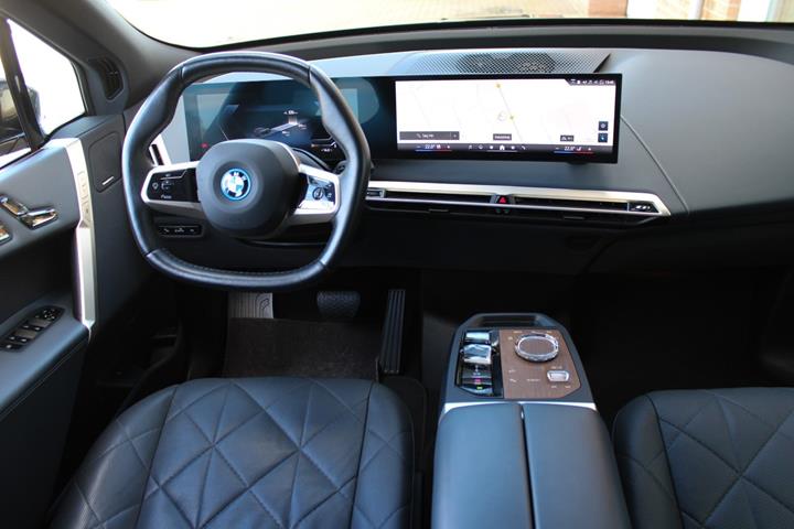 Grå BMW iX fra 2023