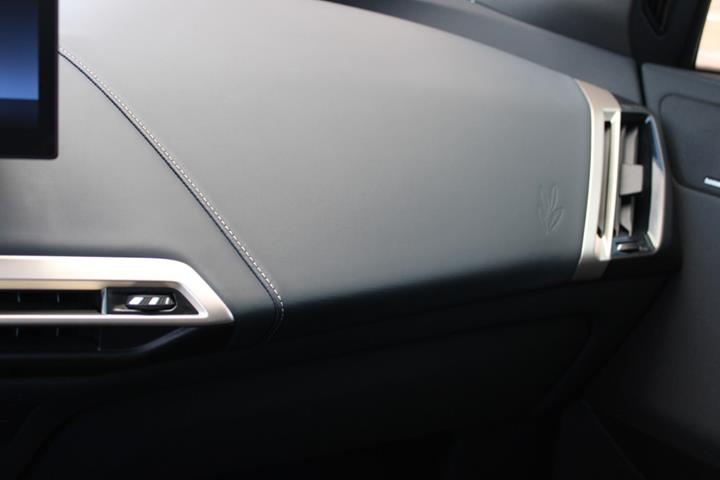 Grå BMW iX fra 2023